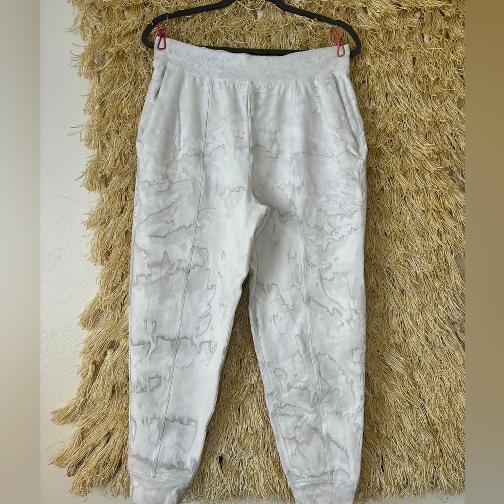 ✨PRISTINE EUC✨ Lululemon LA Sweat Pant 26" Watercolor Wash White / Stargaze- 10 - Picture 5 of 14